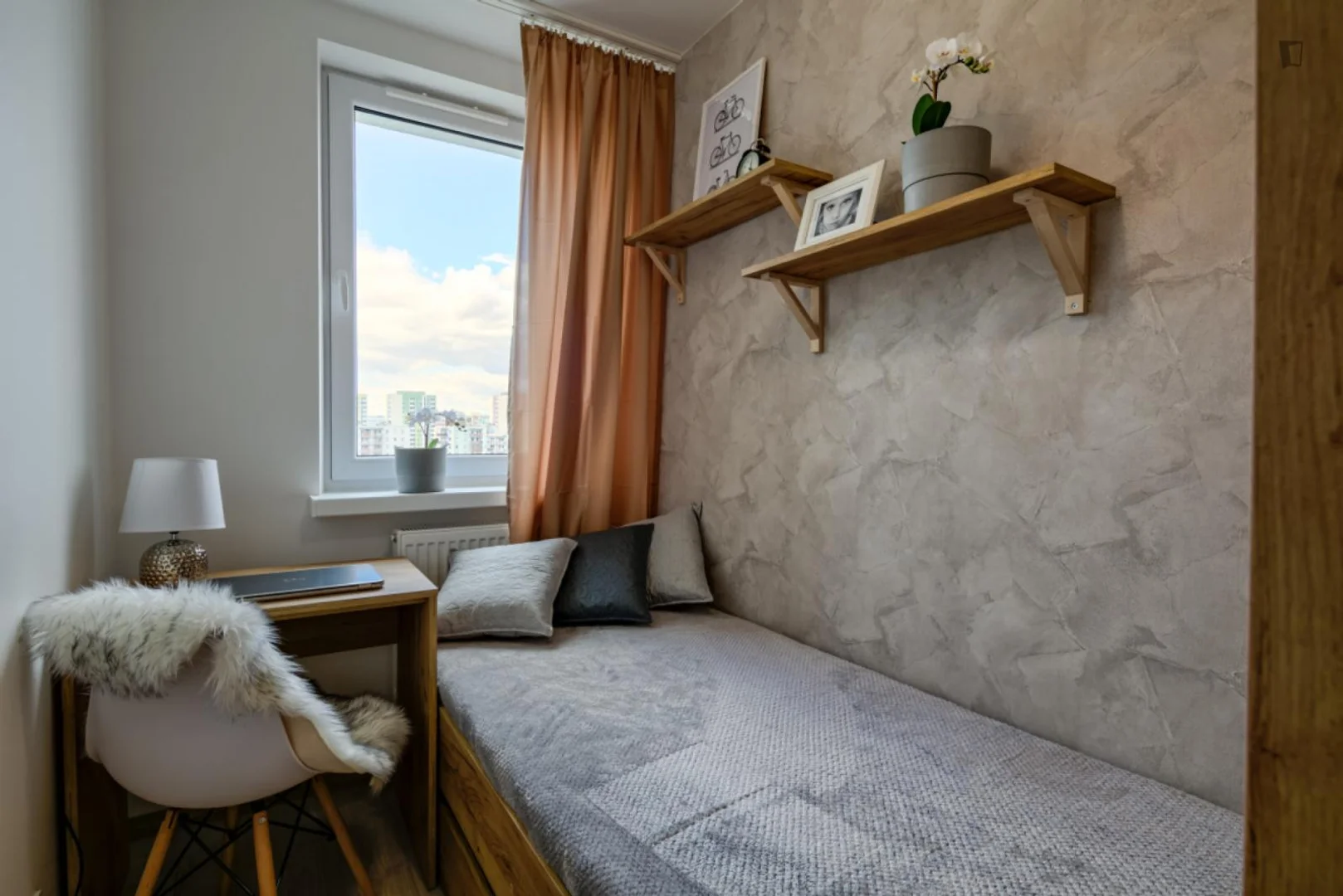 Habitación estudiantil amplia y cómoda en