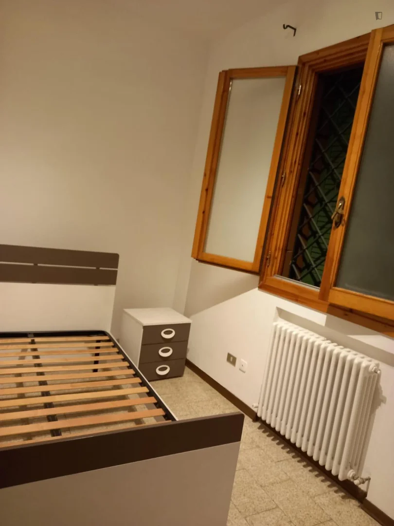 Funkcjonalny pokój studencki idealny do nauki w 