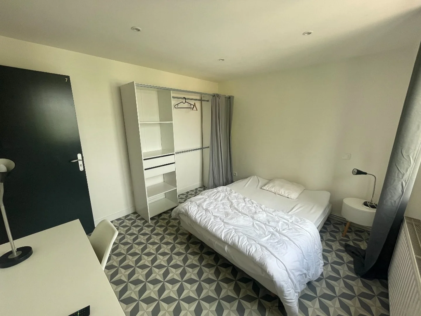 Quarto acessível para estudantes com iluminação ampla em