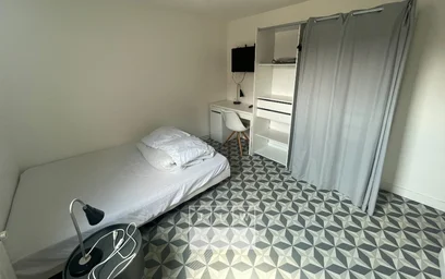 Quarto para alugar com cama de casal em {area}