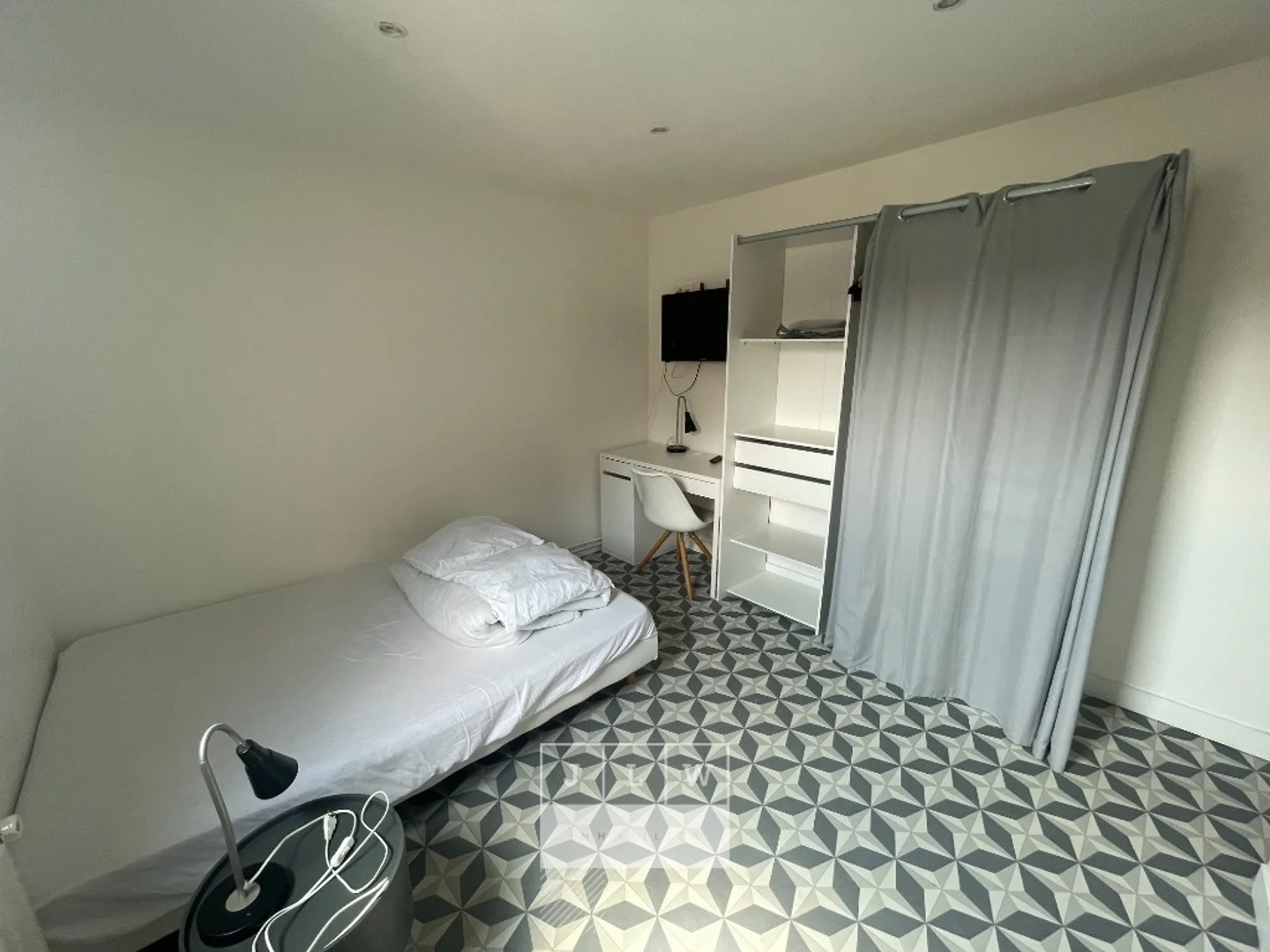 Quarto de estudante em com área de estudo e instalações partilhadas