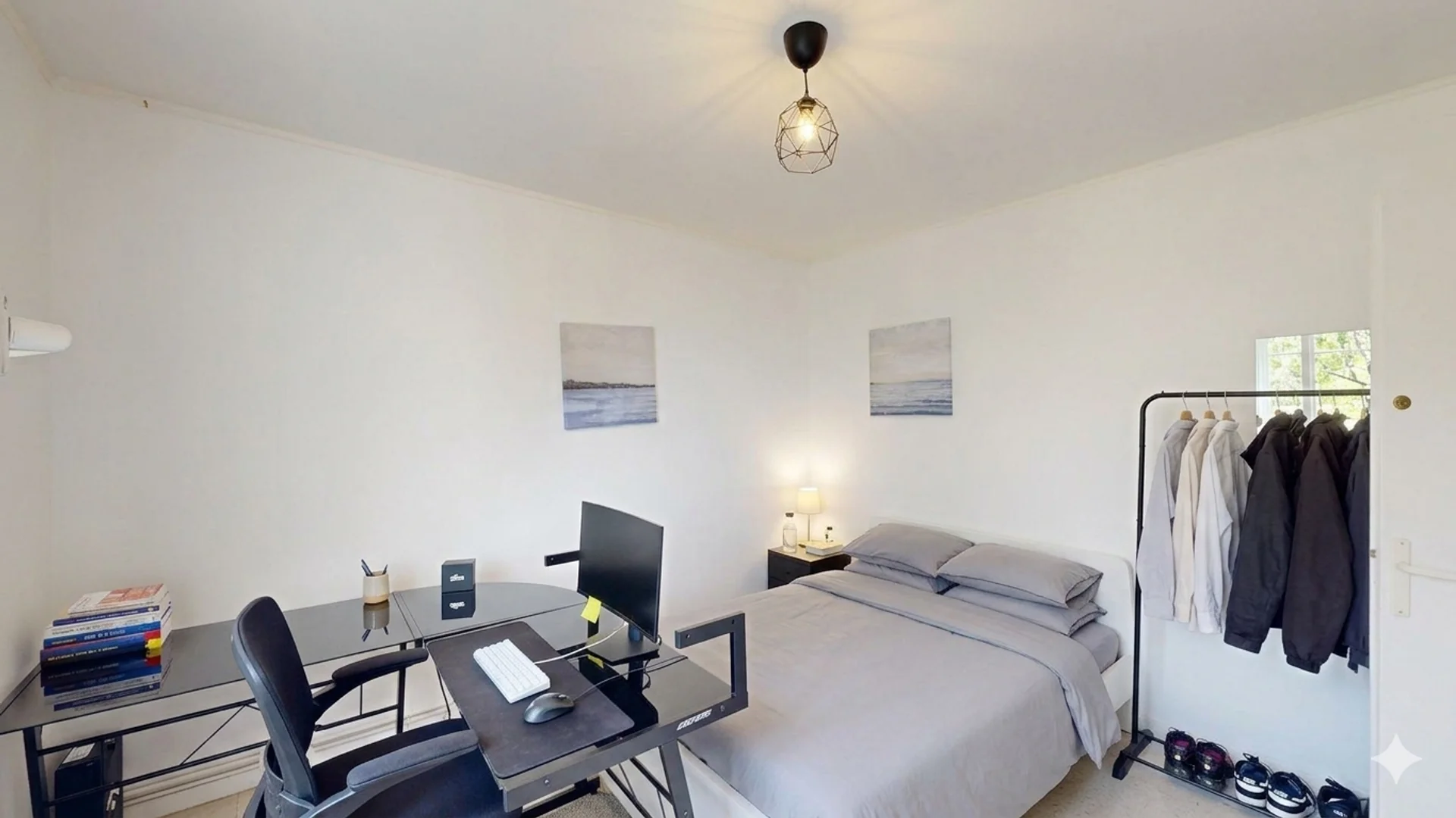 Quarto acessível para estudantes com iluminação ampla em 