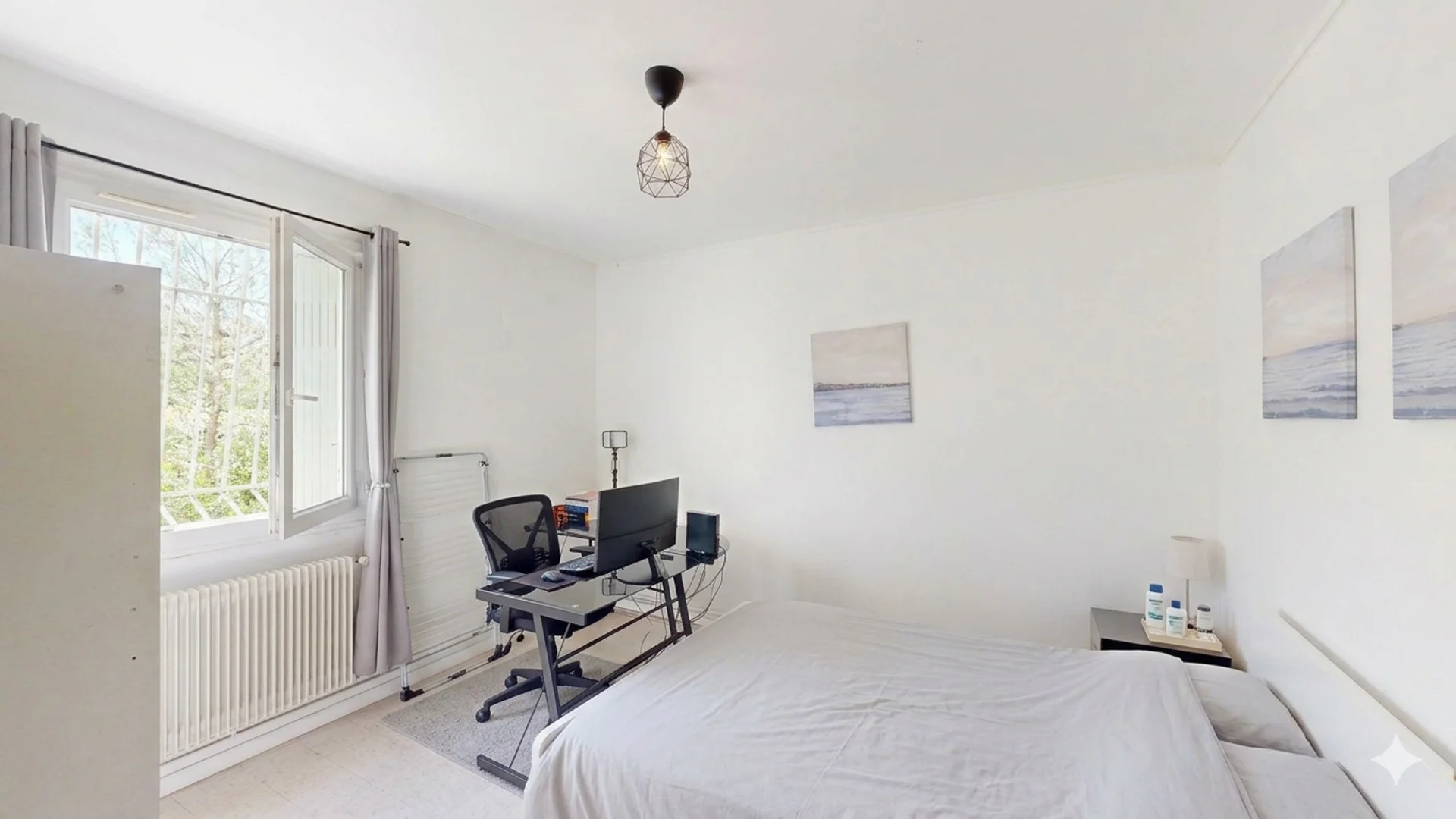 Quarto de estudante em  com área de estudo e instalações partilhadas