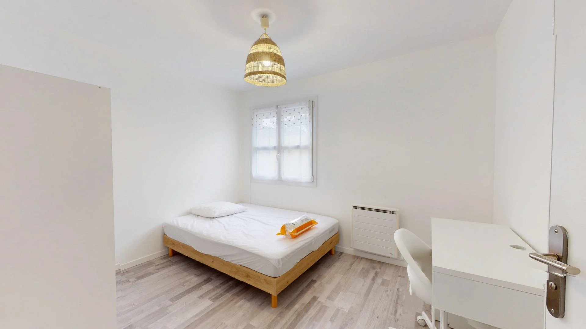 Bright and airy student room with easy university access in 