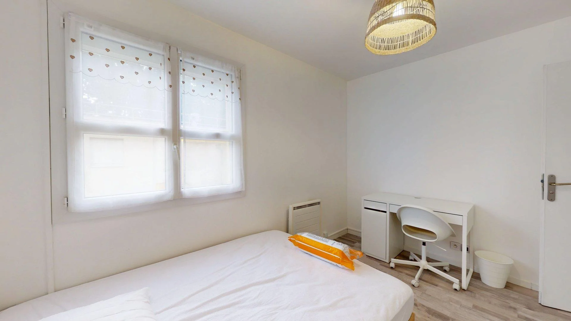 Comfortable and spacious student room in 