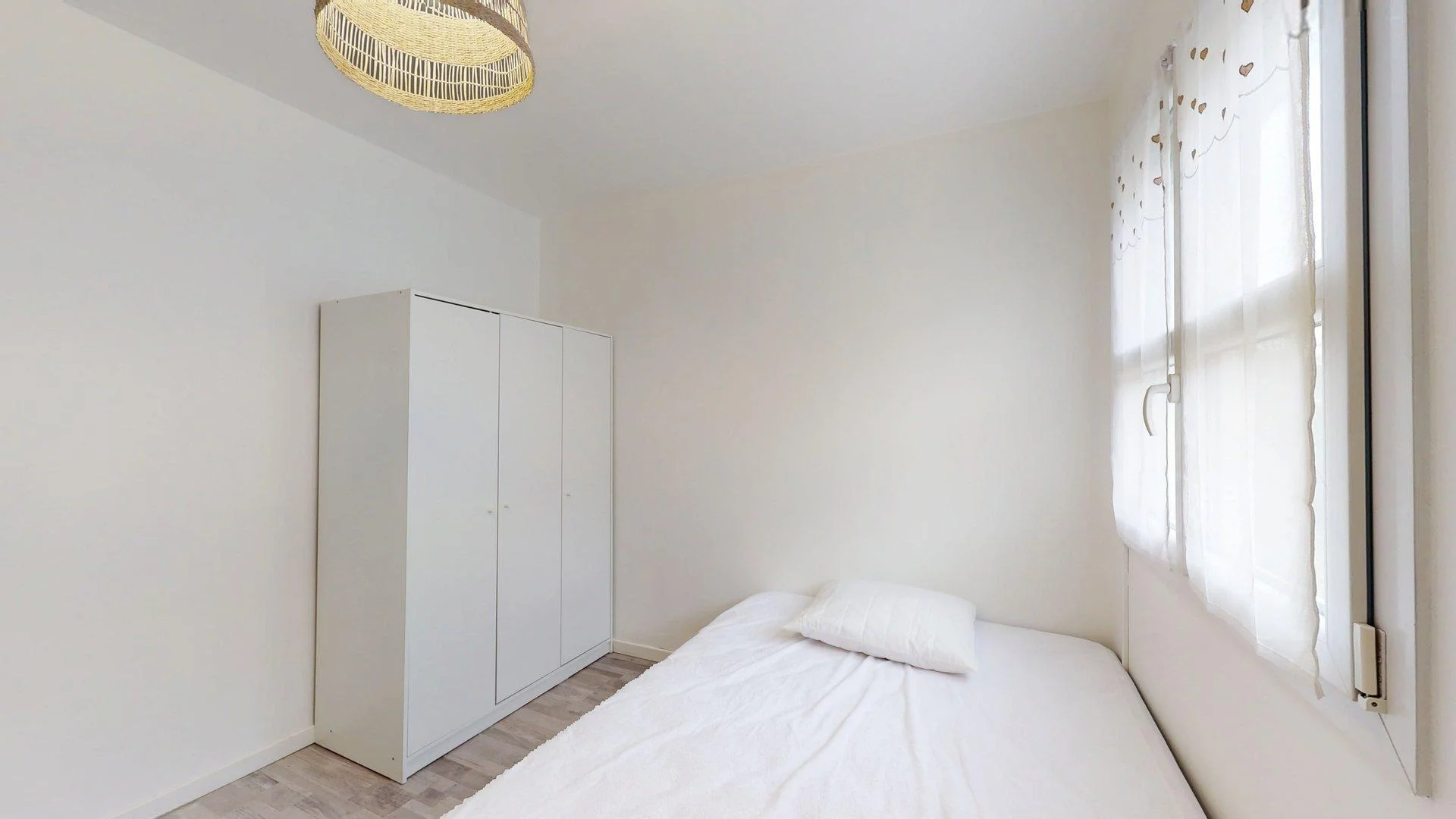 Student-friendly room in  with modern amenities