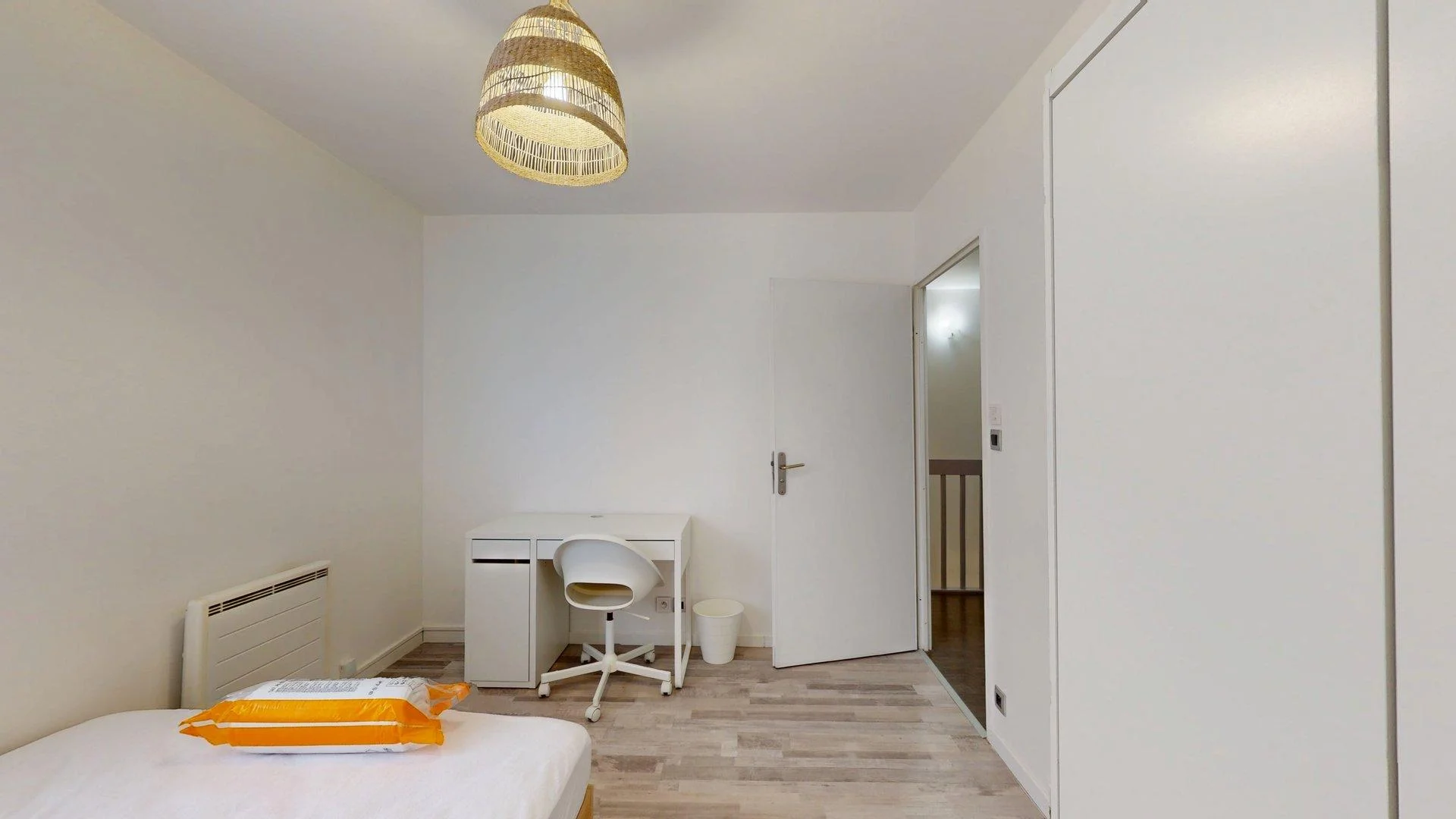 Student-friendly room in  with modern amenities