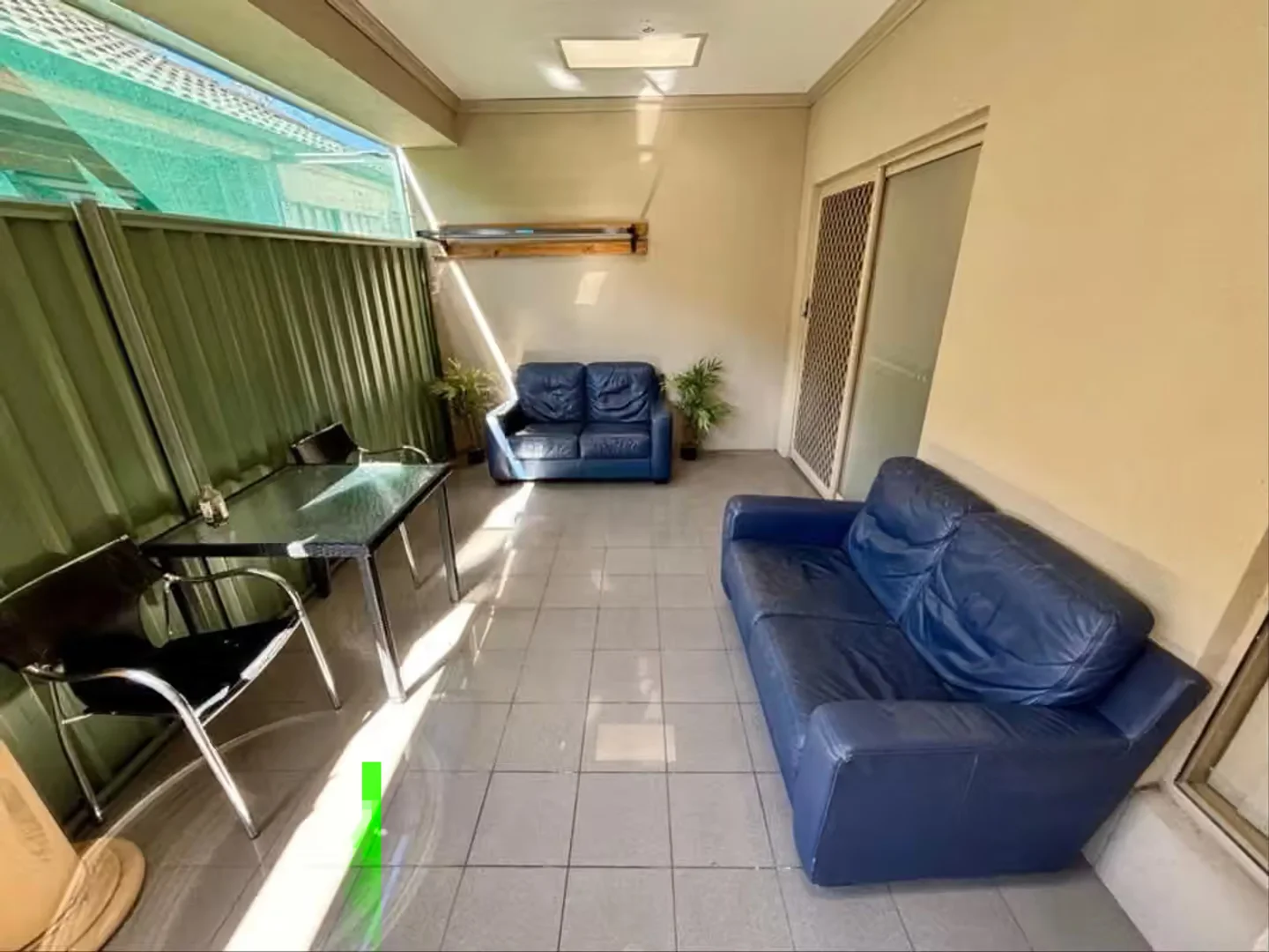 Pokój studencki w z miejscem do nauki i wspólnymi udogodnieniami