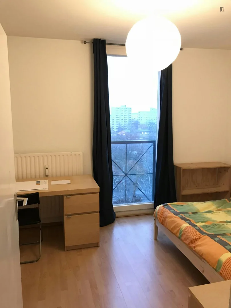 Studentenzimmer in  mit Arbeitsbereich und Gemeinschaftseinrichtungen