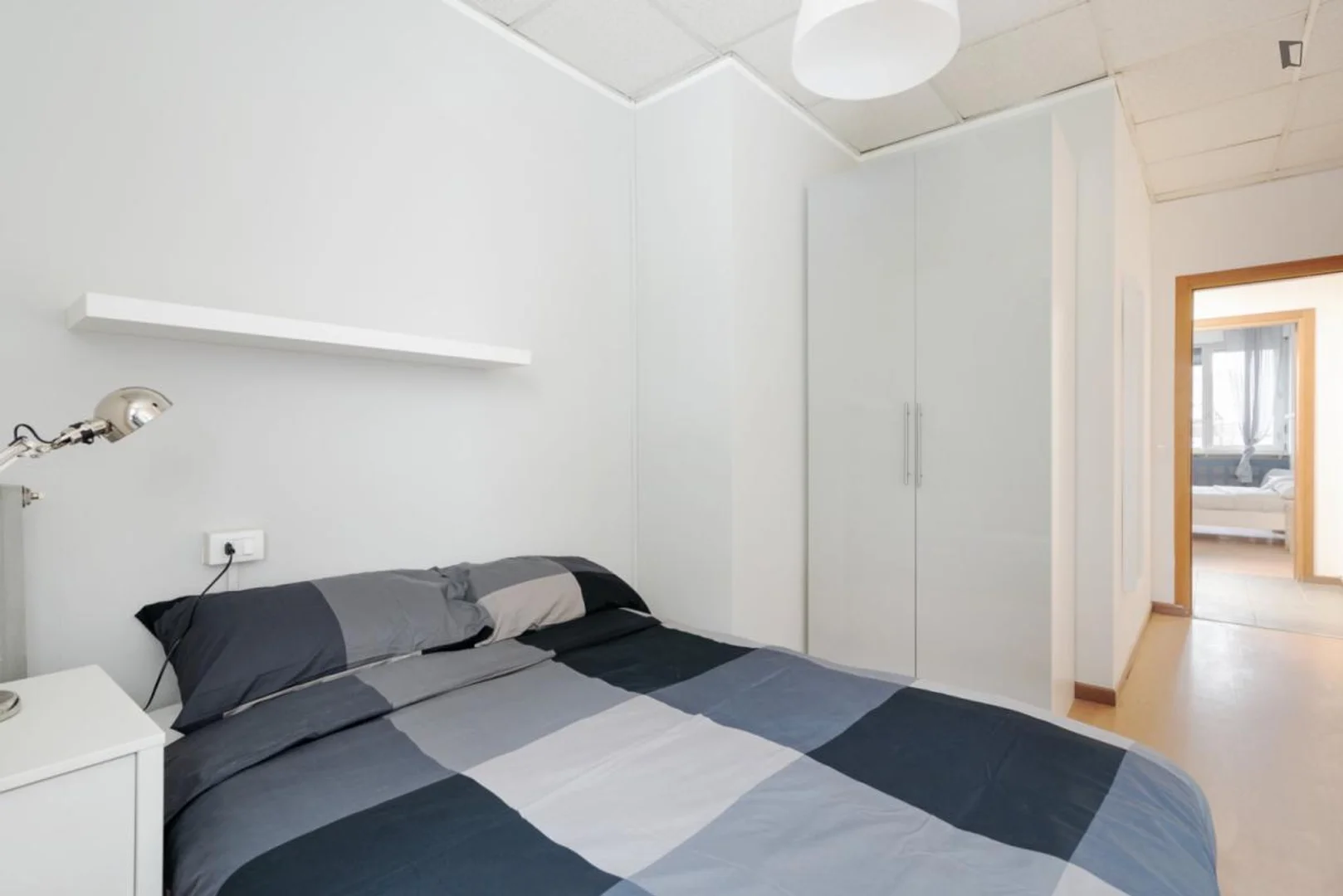 Habitación estudiantil luminosa y aireada con fácil acceso a la universidad en 