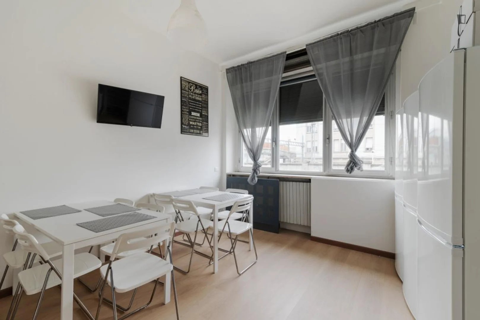 Habitación estudiantil funcional perfecta para estudiar en 