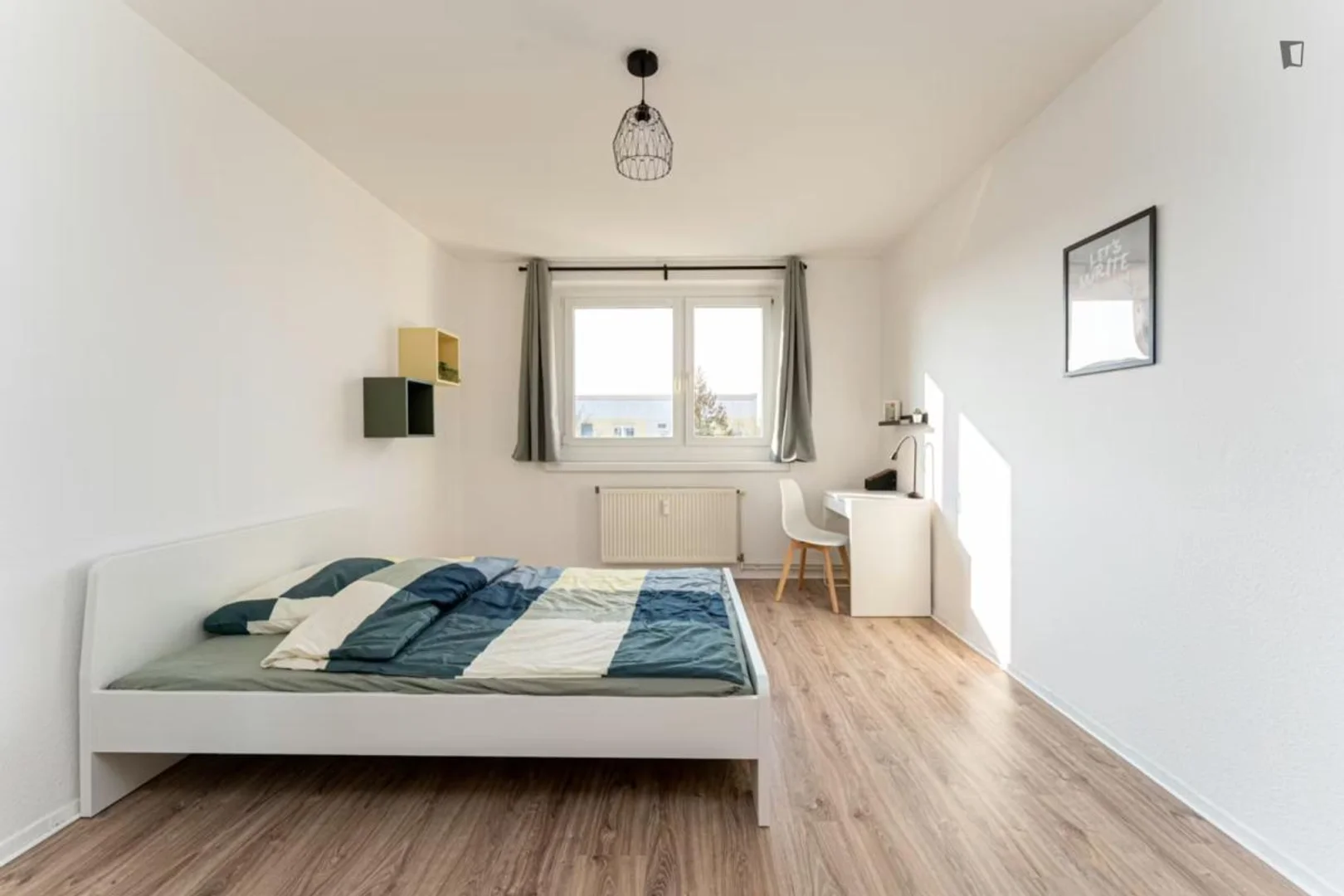 Habitación estudiantil amplia y cómoda en