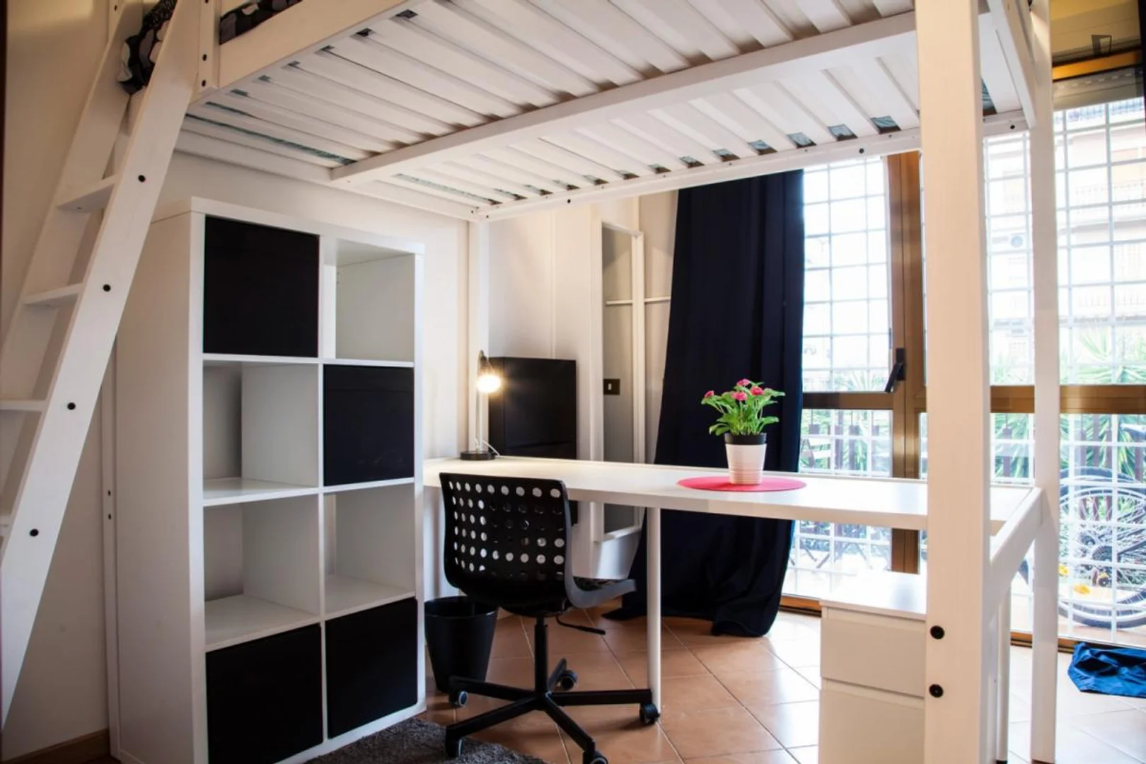 Funktionelles Studentenzimmer perfekt zum Studieren in