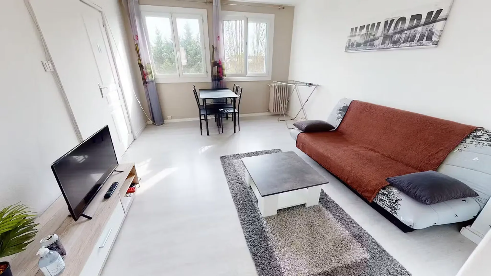 Bright and airy student room with easy university access in 