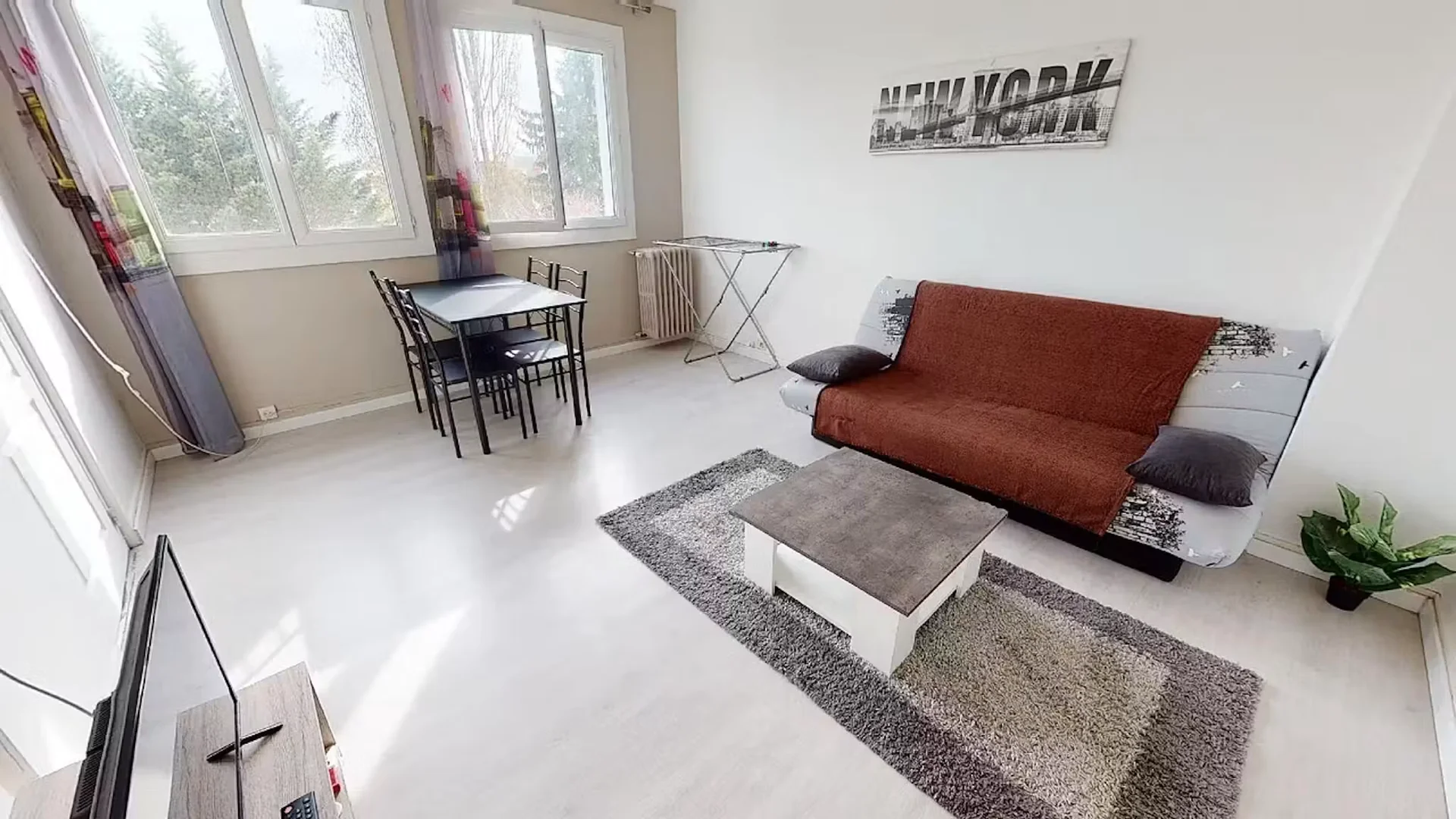 Bright and airy student room with easy university access in 