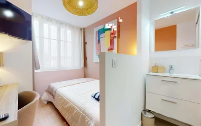 {area} içinde aydınlık özel oda