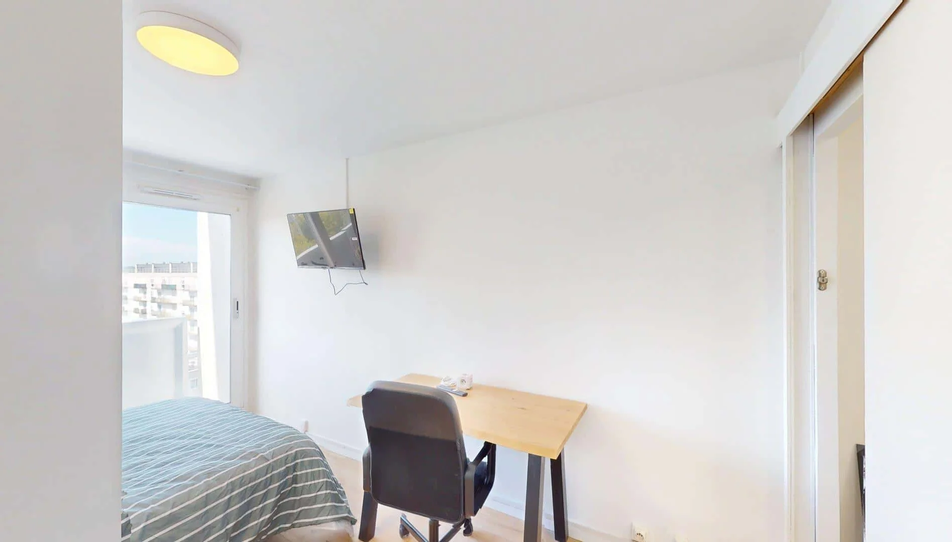 Quarto de estudante confortável e espaçoso em 