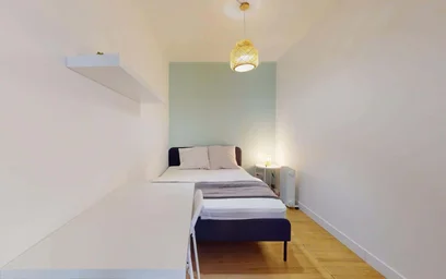 Quarto iluminado em {area}