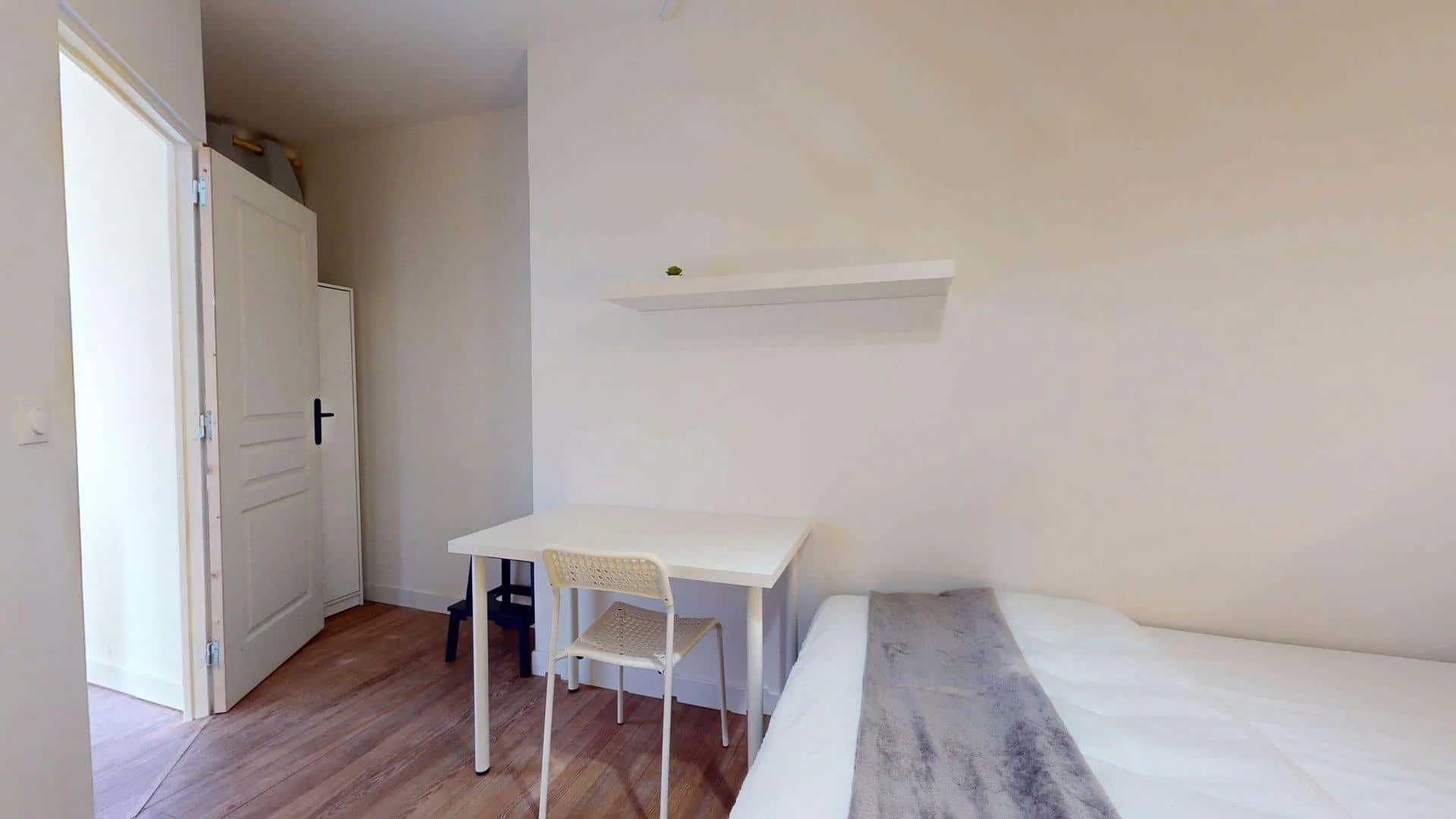 Quarto para alugar em apartamento de estudantes em , totalmente mobilado