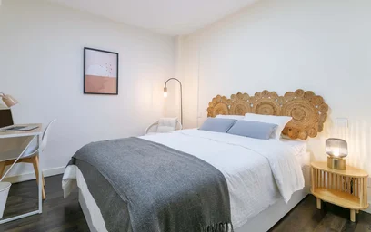 Room for rent with double bed {area}