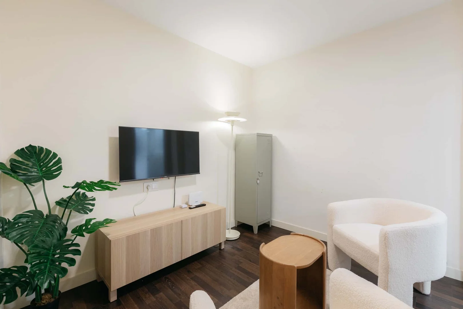Functional student room perfect for studying in