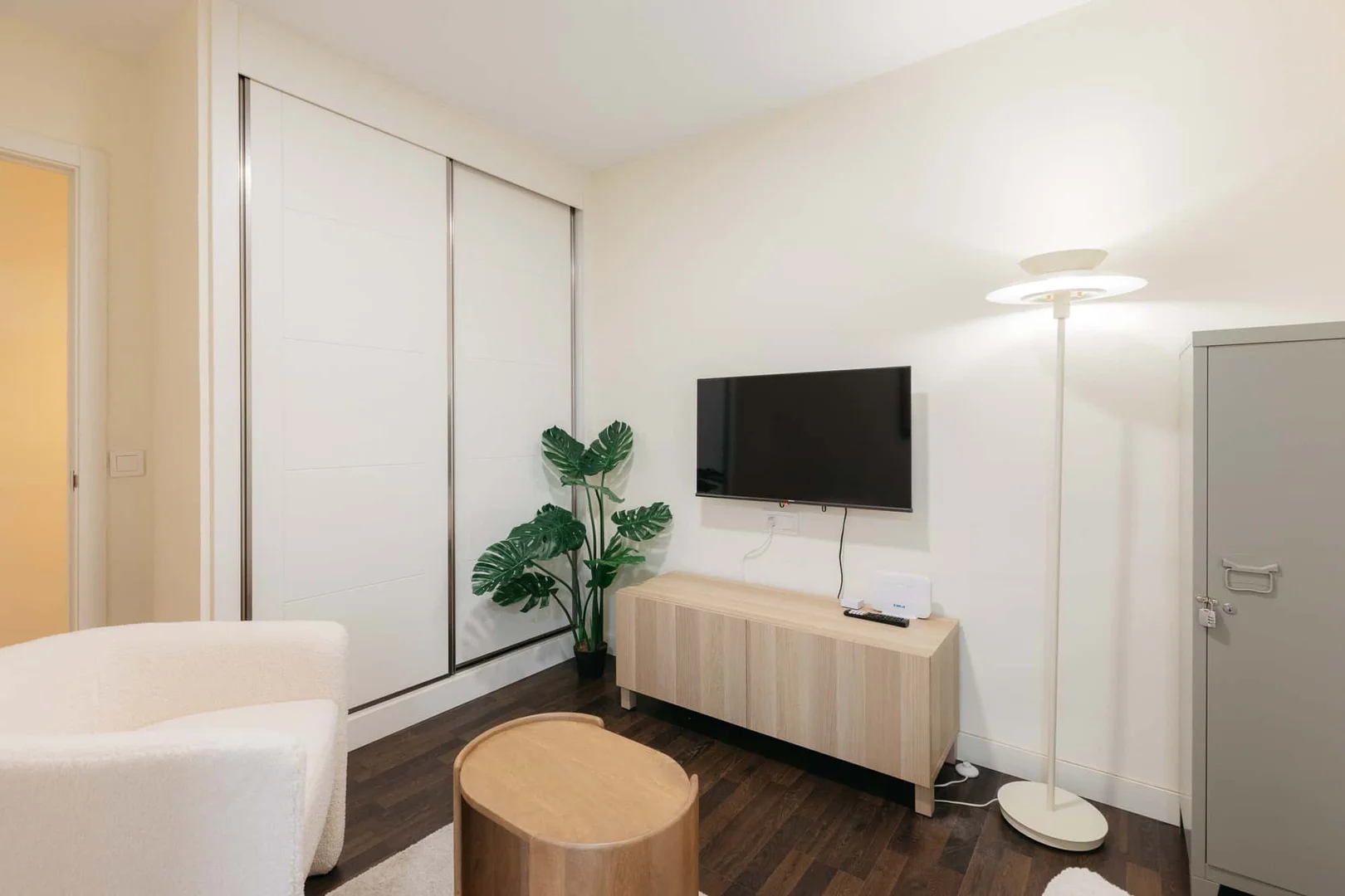 Student-friendly room in with modern amenities