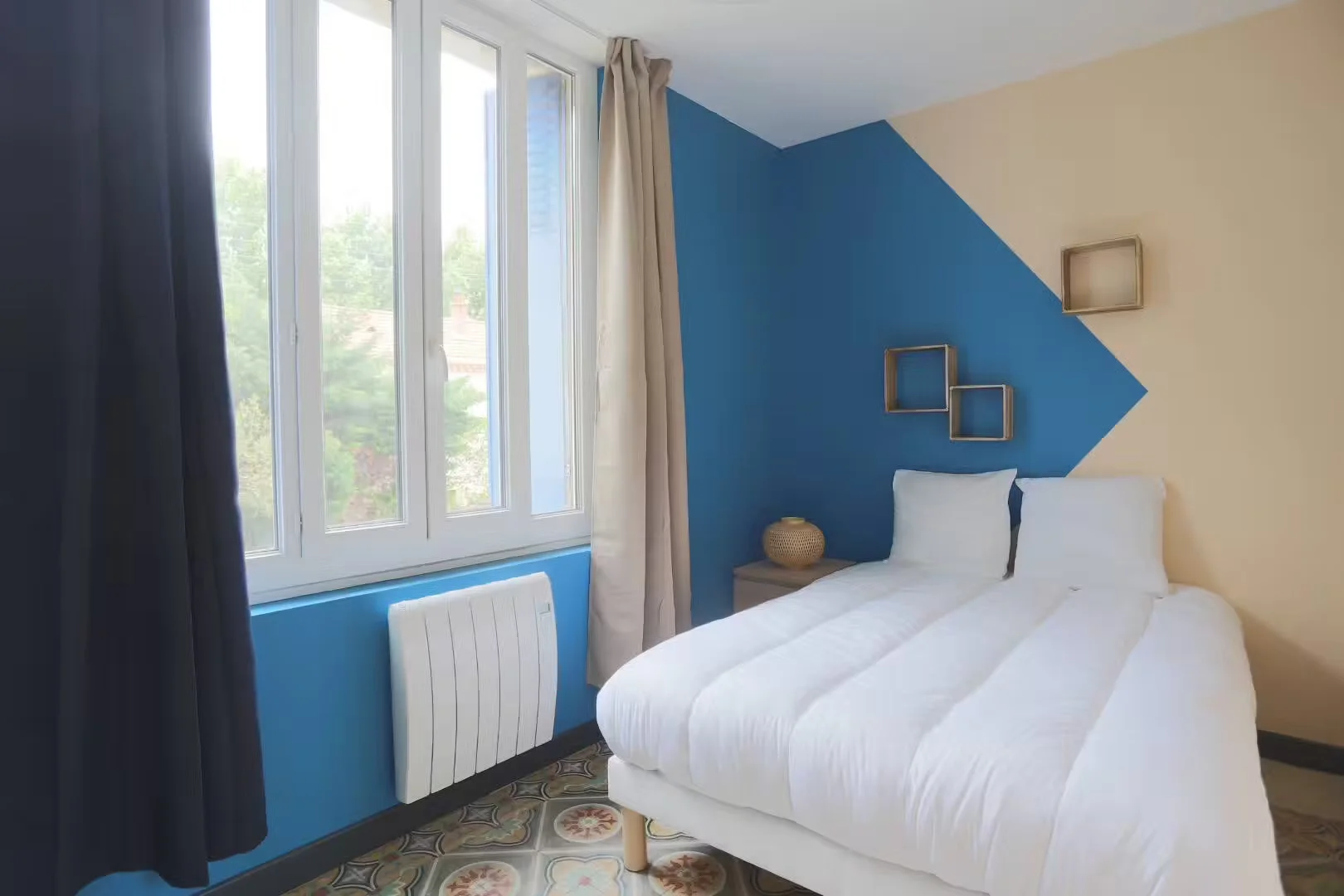 Habitación estudiantil luminosa y aireada con fácil acceso a la universidad en 