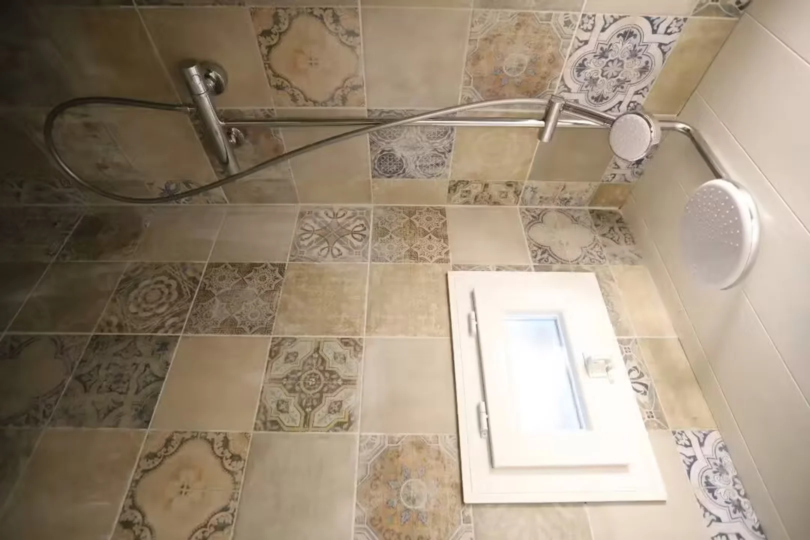 Habitación estudiantil luminosa y aireada con fácil acceso a la universidad en 