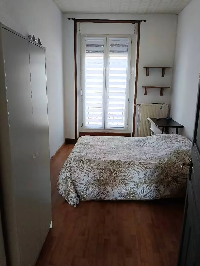 Bright and airy student room with easy university access in 