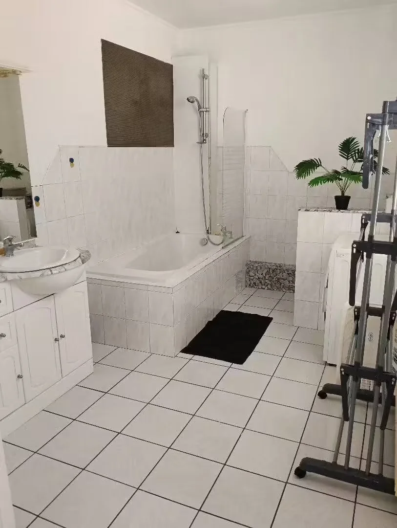 Affordable room for students with ample lighting in 