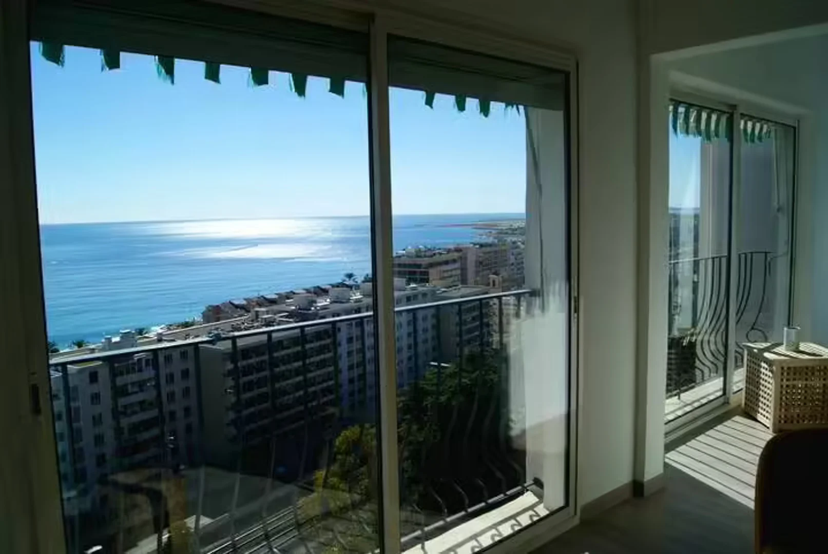 Quarto de estudante em  com área de estudo e instalações partilhadas