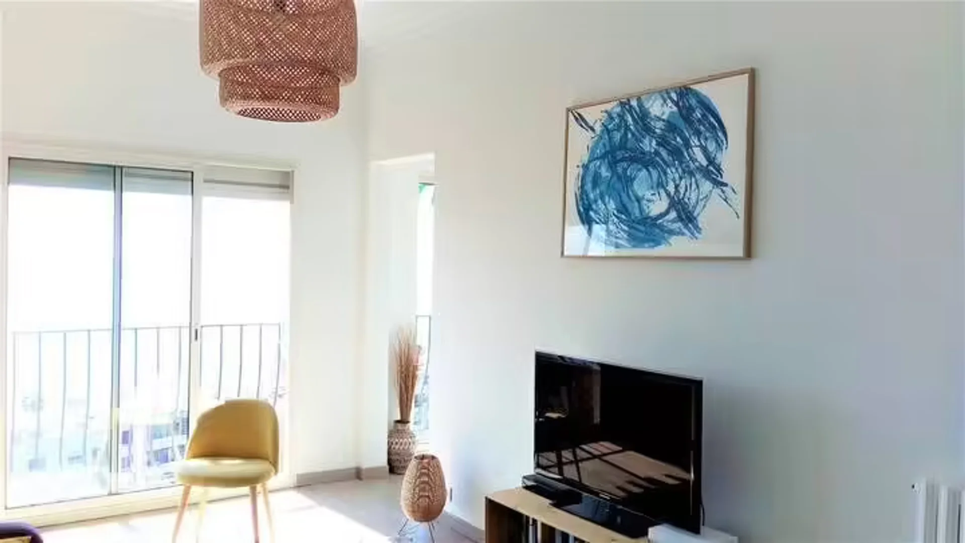 Quarto acessível para estudantes com iluminação ampla em 