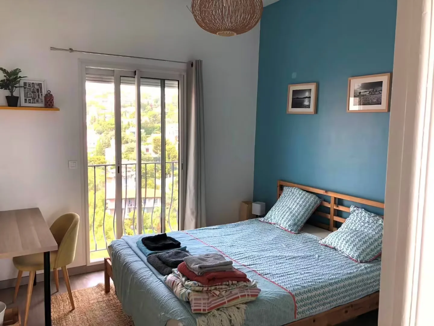 Quarto de estudante em  com área de estudo e instalações partilhadas