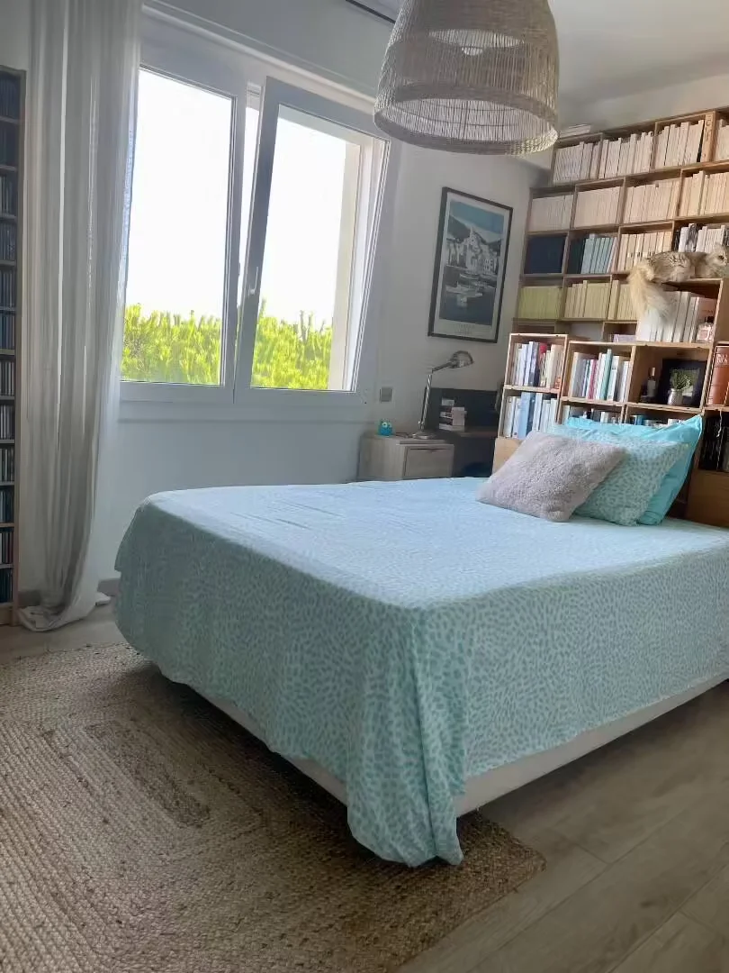 Functional student room perfect for studying in 