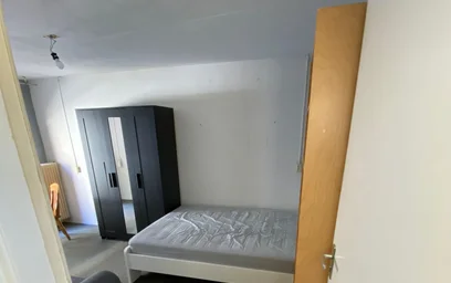 Quarto para alugar com cama de casal em {area}