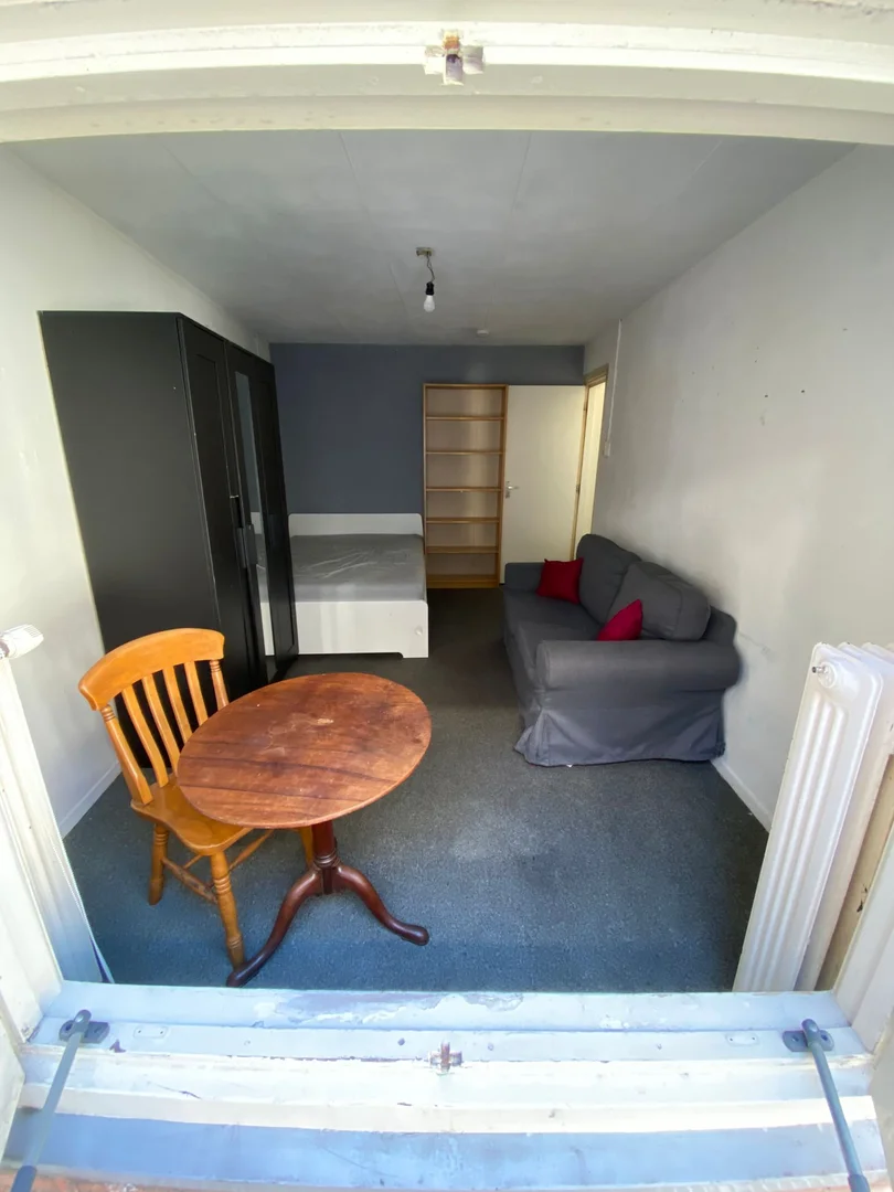 Quarto de estudante confortável e espaçoso em 