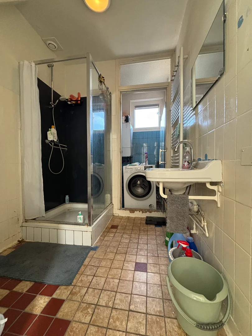 Habitación estudiantil luminosa y aireada con fácil acceso a la universidad en 
