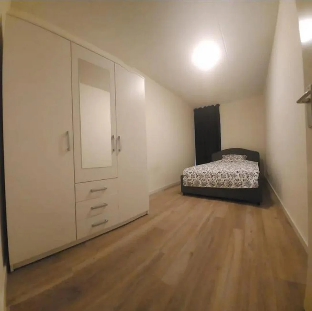 Chambre confortable pour étudiants disponible dans 
