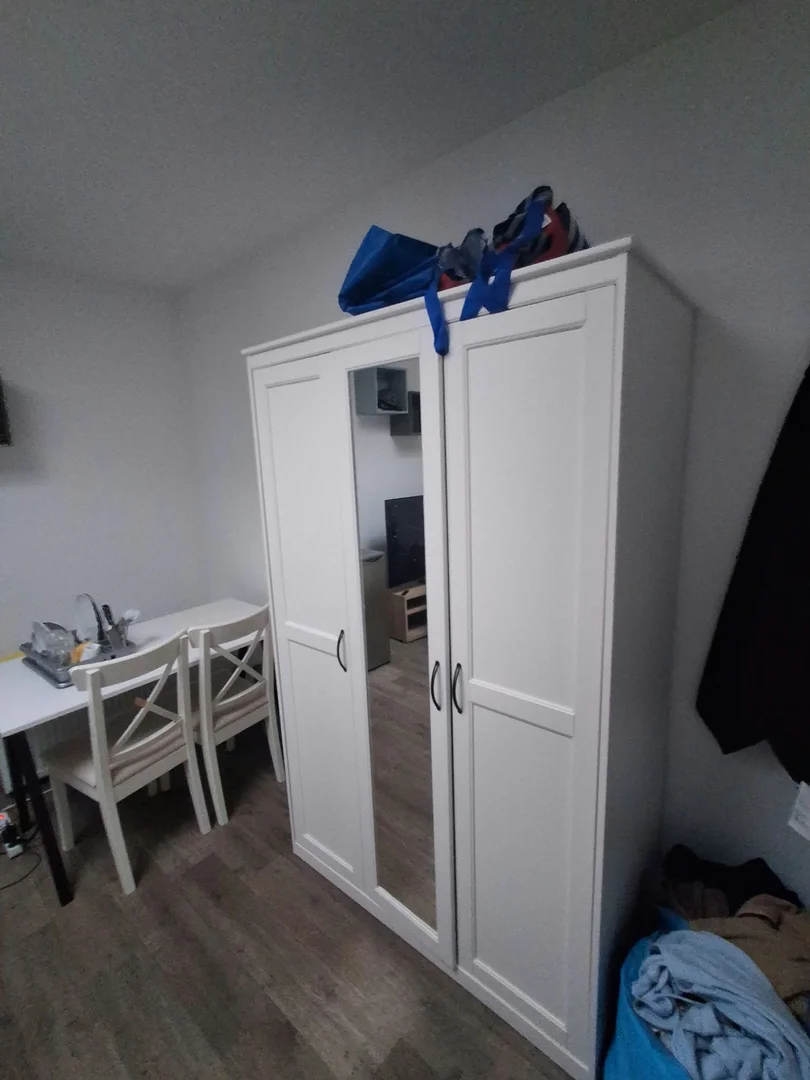 Camera per studenti in  con area studio e servizi in comune