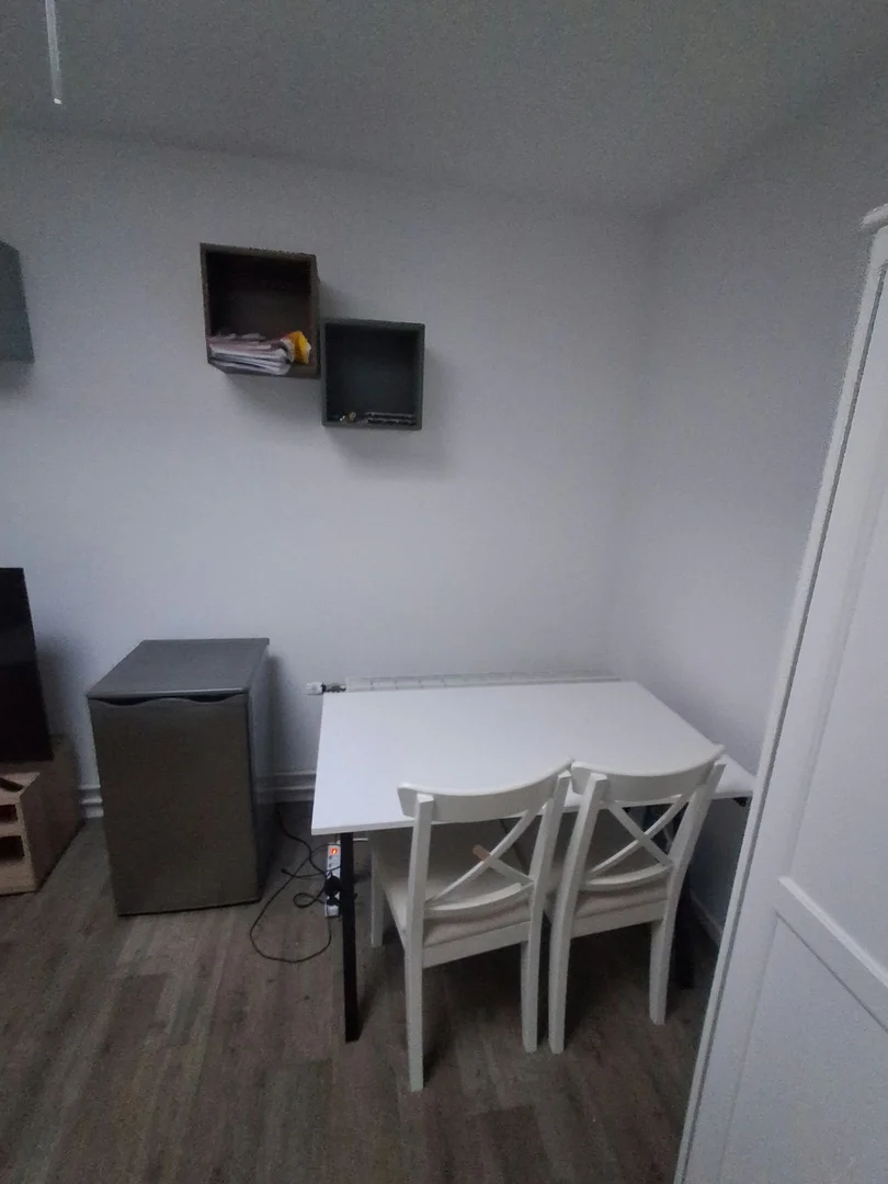Camera per studenti in  con area studio e servizi in comune