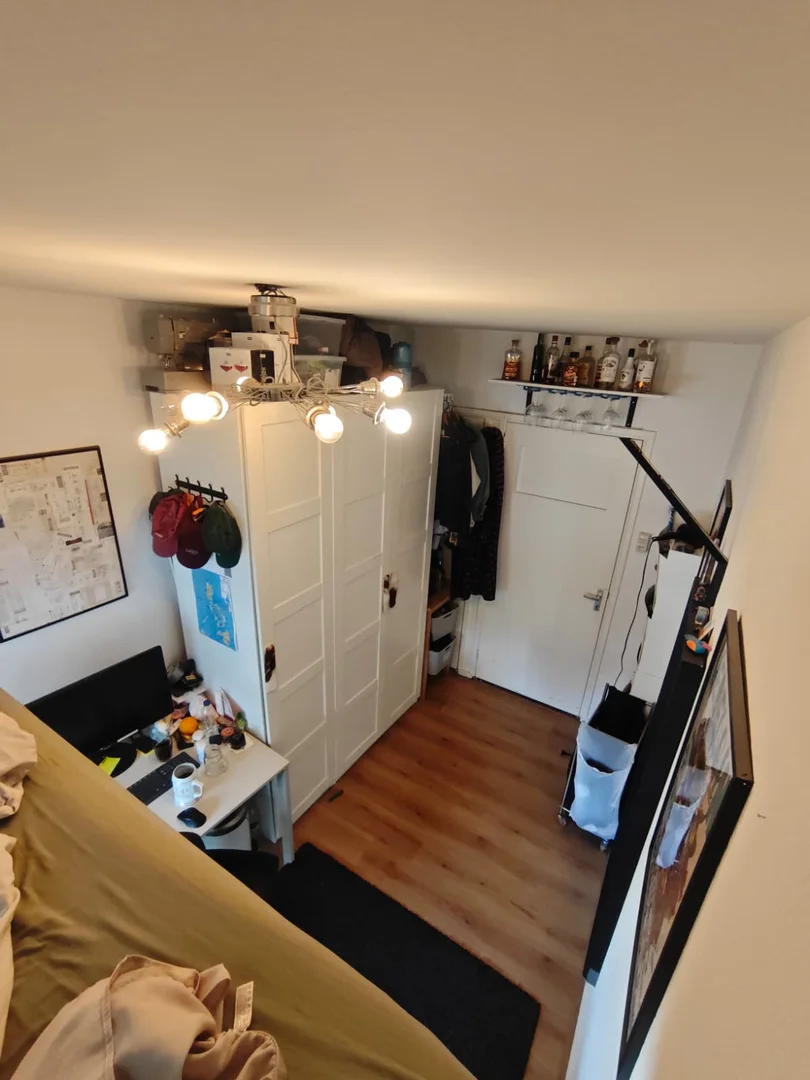 Habitación estudiantil funcional perfecta para estudiar en 