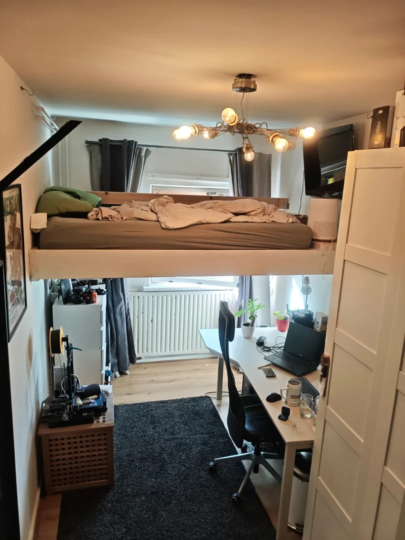 Habitación estudiantil luminosa y aireada con fácil acceso a la universidad en 