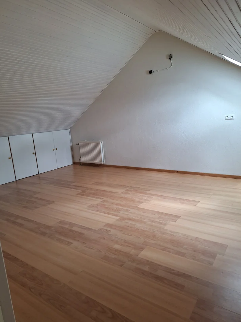 Chambre confortable pour étudiants disponible dans 