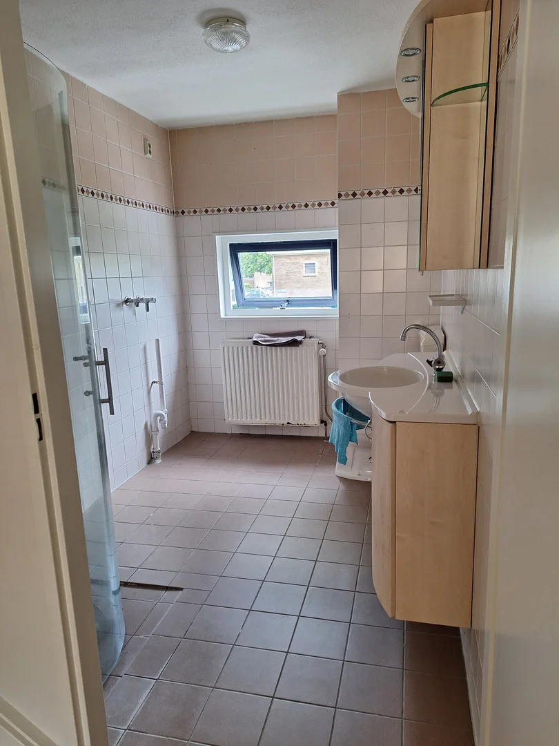 Chambre confortable pour étudiants disponible dans 