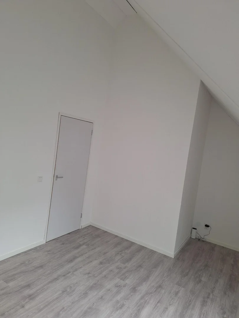 Habitación estudiantil luminosa y aireada con fácil acceso a la universidad en 