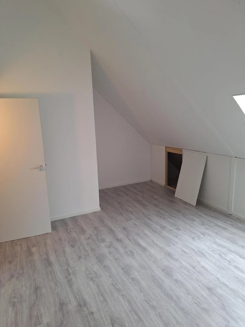 Habitación estudiantil económica con ubicación conveniente en 