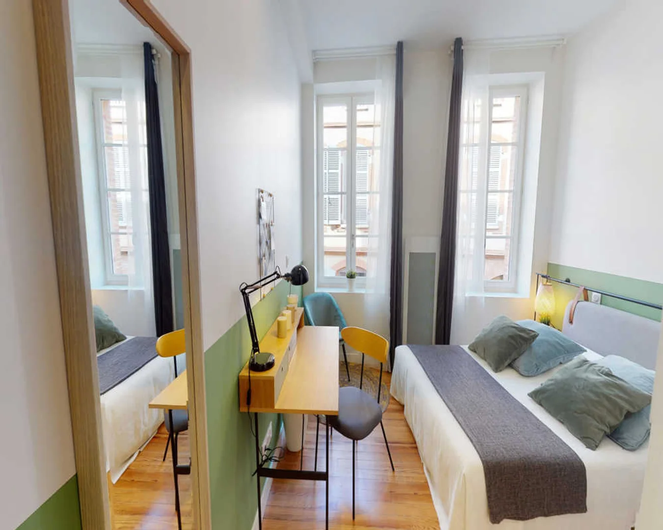 Quarto acessível para estudantes com iluminação ampla em 