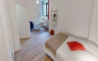 Private room at Avenue Sainte-Anne, image 2 of 24