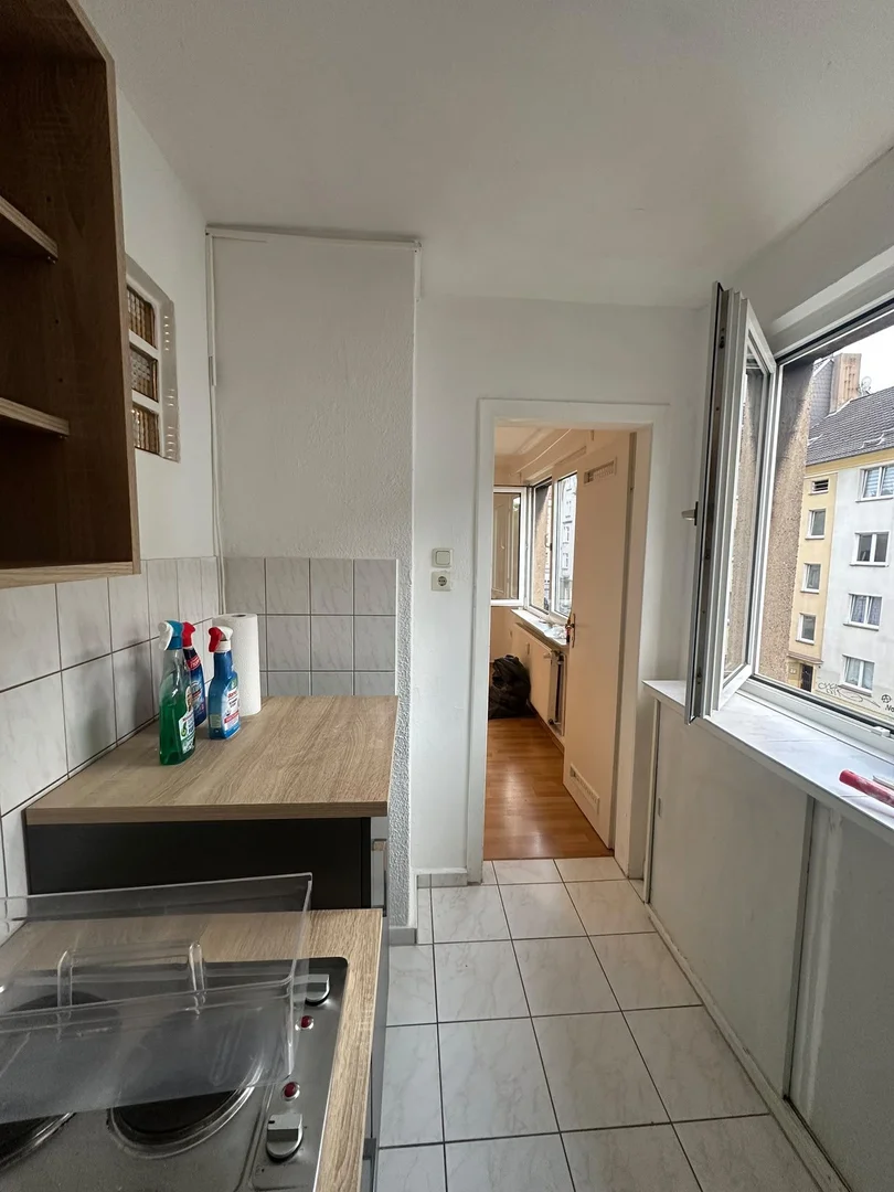 Habitación estudiantil luminosa y aireada con fácil acceso a la universidad en 