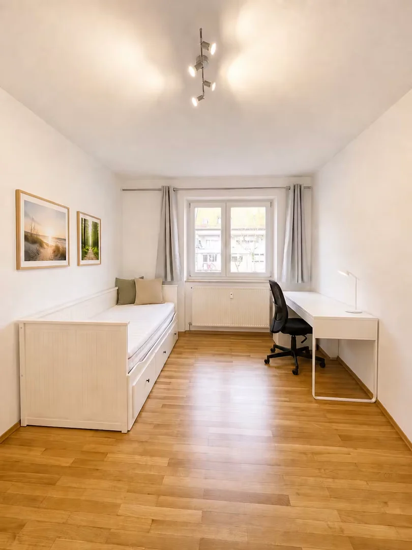 Quarto de estudante luminoso e arejado com acesso fácil à universidade em 